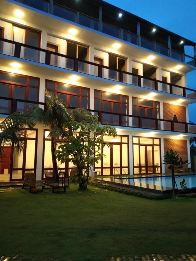Hi Win Hotel Chilaw Exteriör bild